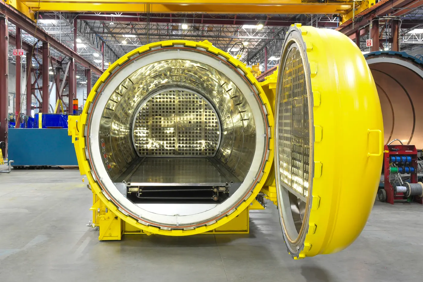 Un Econoclave de ASC en la planta con la puerta abierta, mostrando los paneles H-Slot en su interior