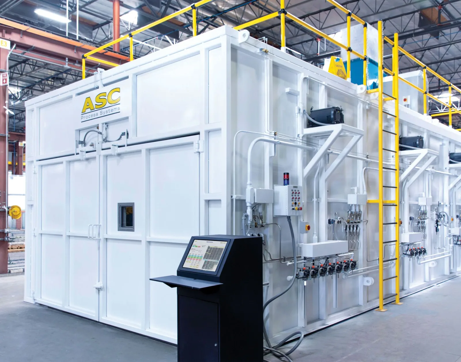 Une grande étuve ASC blanche accessible à pied, avec pupitre opérateur CPC, ventilateurs latéraux et plateforme de toit avec garde-corps